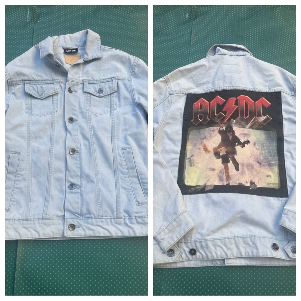 AC/DC denim jacket size XS
Pit to pit: 19.5”
Length: 26”